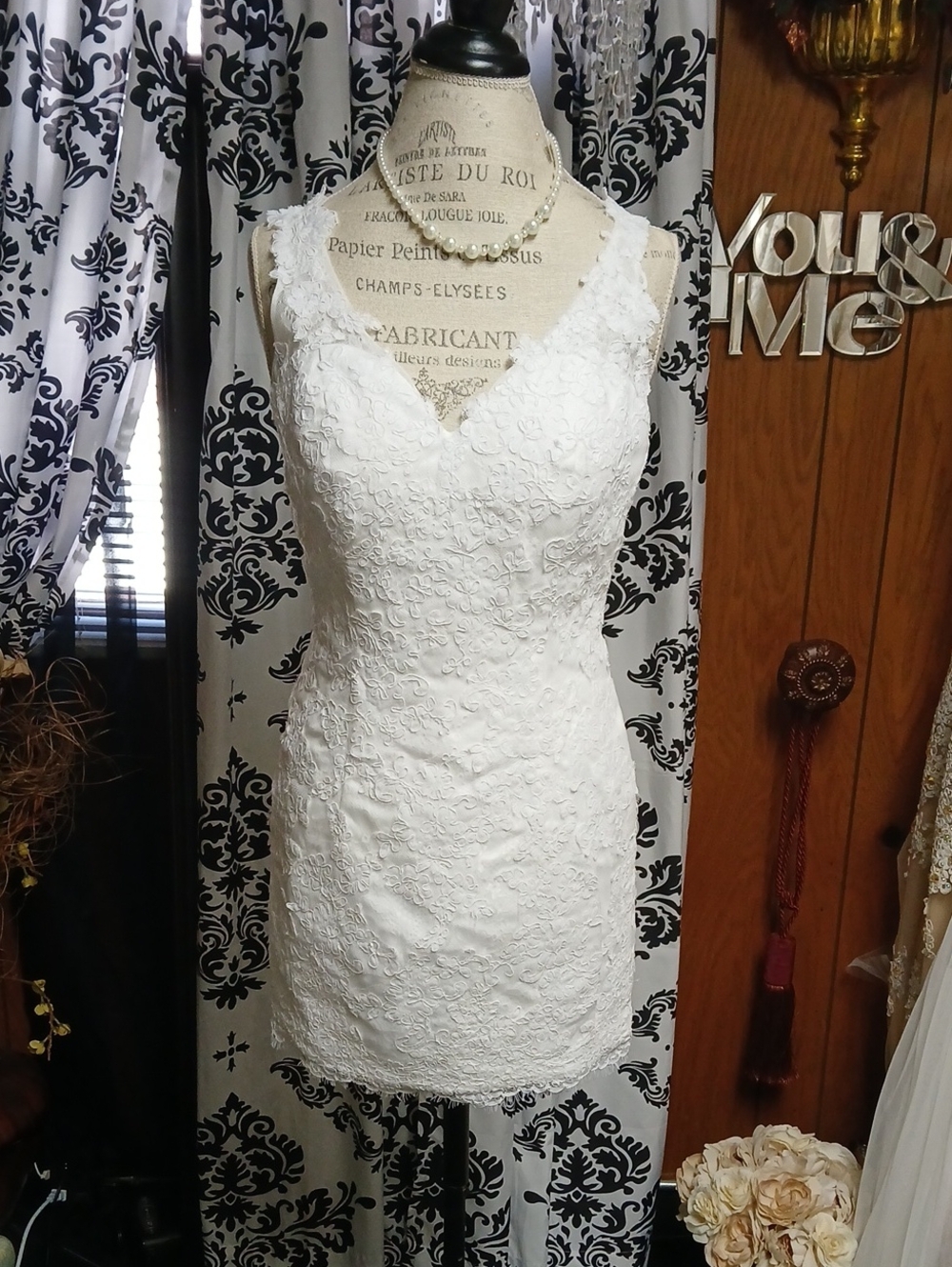 White Lace V-Neck Sleeveless Sheath Dress